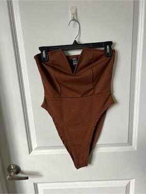 SHEIN Rust Brown Strapless V-Notch Bodysuit